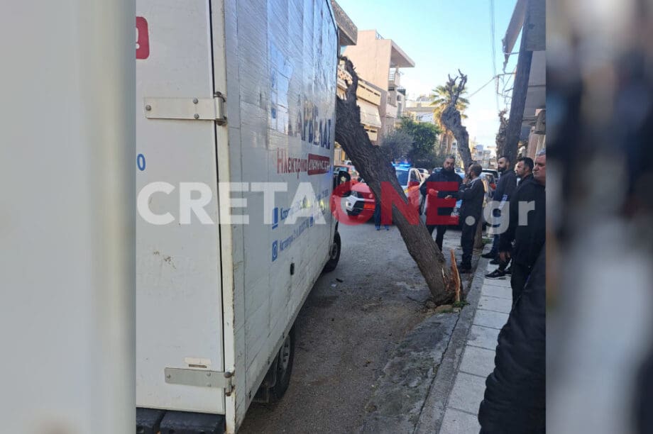 Ηράκλειο: Δέντρο έπεσε πάνω σε φορτηγό