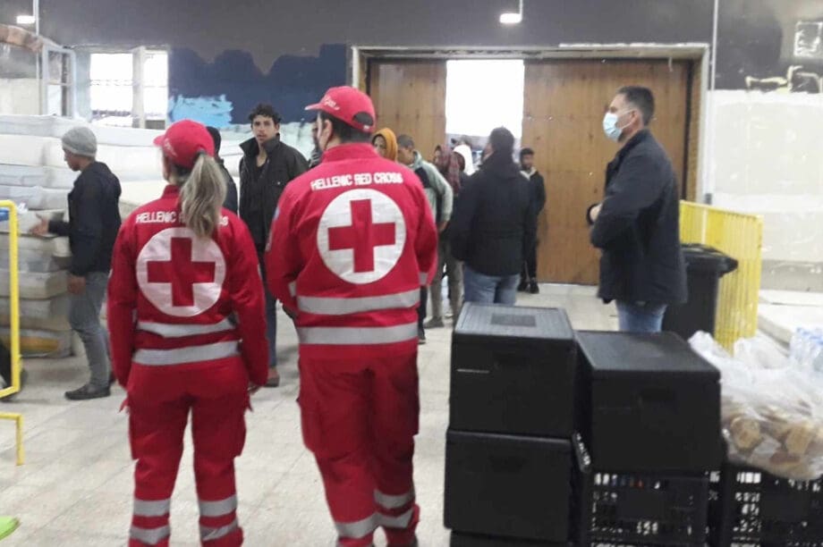 Ο Ελληνικός Ερυθρός Σταυρός στα Χανιά προσέφερε Α' βοήθειες στους μετανάστες που εντοπίστηκαν
