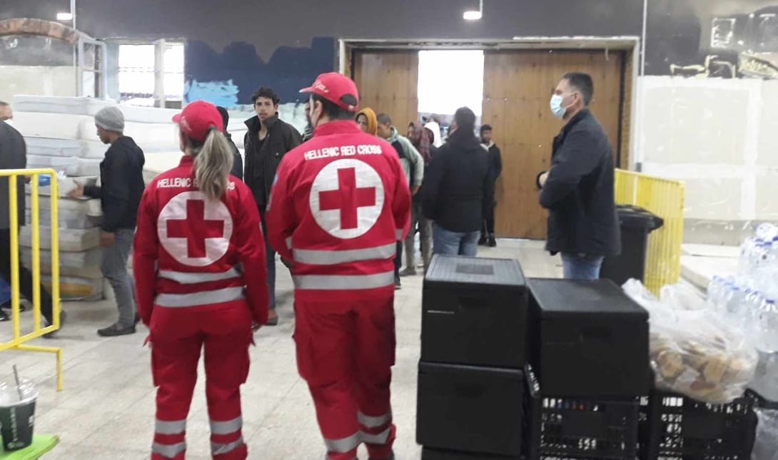 Ο Ελληνικός Ερυθρός Σταυρός στα Χανιά προσέφερε Α' βοήθειες στους μετανάστες που εντοπίστηκαν
