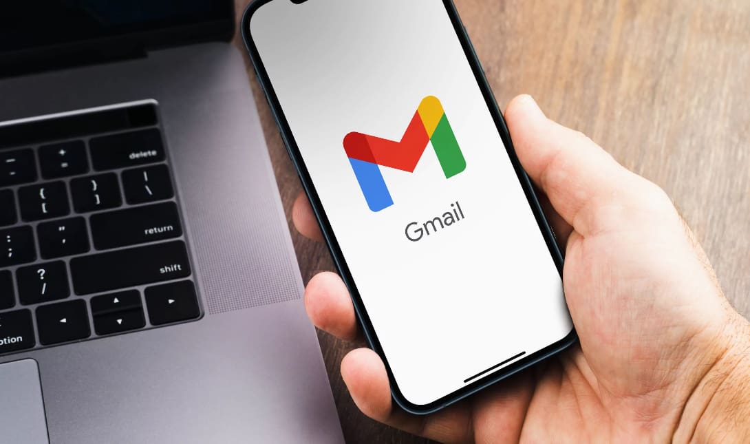 Περισσότερες απορρίψεις μηνυμάτων θα δουν από τον Απρίλιο, οι αποστολείς μαζικών ανεπιθύμητων emails σε χρήστες του Gmail, εκτός εάν συμμορφωθούν με τις νέες οδηγίες αποστολών ηλεκτρονικού ταχυδρομείου του Gmail, όπως προειδοποιεί η Google. Νέοι κανόνες στο Gmail Όπως αναφέρει το Forbes, νέοι κανόνες έχουν τεθεί σε εφαρμογή για την προστασία των χρηστών του Gmail από μαζικά ανεπιθύμητα μηνύματα ηλεκτρονικού ταχυδρομείου. Τις τελευταίες εβδομάδες, ορισμένοι αποστολείς μαζικών μάρκετινγκ email είχαν αρχίσει να λαμβάνουν μηνύματα σφάλματος σχετικά με ορισμένα μηνύματα που αποστέλλονται σε λογαριασμούς Gmail. Eκπρόσωπος της Google ανέφερε ότι τα συγκεκριμένα σφάλματα, δεν ήταν κάτι καινούριο αλλά είναι «προϊόν των προϋπαρχουσών απαιτήσεων ελέγχου ταυτότητας». Η Google επιβεβαίωσε ότι από τον Απρίλιο «θα αρχίσει να απορρίπτει ένα ποσοστό της μη συμμορφούμενης κίνησης ηλεκτρονικού ταχυδρομείου και θα αυξήσει σταδιακά το ποσοστό απόρριψης». Ο τεχνολογικός κολοσσός αναφέρει ότι, για παράδειγμα, εάν το 75% της κίνησης πληροί τις νέες οδηγίες ελέγχου ταυτότητας αποστολέα ηλεκτρονικού ταχυδρομείου, τότε θα απορρίπτεται “ένα ποσοστό” του υπόλοιπου μη συμμορφούμενου 25%. Δεν είναι ακόμη σαφές ποιο θα είναι αυτό το ποσοστό. Η Google λέει ότι όταν πρόκειται για την επιβολή των νέων κανόνων, αυτή θα είναι «σταδιακή και προοδευτική». Αυτή η αργή και σταθερή προσέγγιση φαίνεται να έχει ήδη ξεκινήσει, με προσωρινά σφάλματα σε ένα «μικρό ποσοστό της μη συμβατής κίνησης ηλεκτρονικού ταχυδρομείου τους» να τίθενται σε εφαρμογή αυτό το μήνα. Η Google αναφέρει επίσης ότι οι αποστολείς μαζικών μηνυμάτων θα έχουν προθεσμία μέχρι την 1η Ιουνίου για να «εφαρμόσουν τη δυνατότητα διαγραφής με ένα κλικ σε όλα τα εμπορικά, διαφημιστικά μηνύματα». Gmail: Ποια email θα απορρίπτονται Αυτές οι αλλαγές θα επηρεάσουν μόνο τα μαζικά μηνύματα ηλεκτρονικού ταχυδρομείου που αποστέλλονται σε προσωπικούς λογαριασμούς Gmail. Οι αποστολείς μαζικών μηνυμάτων ηλεκτρονικού ταχυδρομείου σε αυτούς τους λογαριασμούς, όσοι στέλνουν τουλάχιστον 5.000 μηνύματα την ημέρα σε λογαριασμούς Gmail, θα πρέπει να πιστοποιούν την αυθεντικότητα του εξερχόμενου ηλεκτρονικού ταχυδρομείου καθώς και να «αποφεύγουν την αποστολή ανεπιθύμητων ή μη ζητηθέντων μηνυμάτων ηλεκτρονικού ταχυδρομείου». Το όριο των 5.000 μηνυμάτων υπολογίζεται για τα μηνύματα ηλεκτρονικού ταχυδρομείου που αποστέλλονται από τον ίδιο κύριο τομέα, ανεξάρτητα από το πόσα subdomains χρησιμοποιούνται. Το όριο πρέπει να επιτευχθεί μόνο μία φορά για να θεωρηθεί ο τομέας μόνιμος αποστολέας μαζικών μηνυμάτων. Αυτές οι οδηγίες δεν ισχύουν για μηνύματα που αποστέλλονται σε λογαριασμούς Google Workspace, αλλά όλοι οι αποστολείς, συμπεριλαμβανομένων εκείνων που χρησιμοποιούν το Google Workspace, πρέπει να πληρούν τις νέες απαιτήσεις. Βελτιωμένη ασφάλεια και περισσότερος έλεγχος για τους χρήστες Εκπρόσωπος της Google τόνισε ότι οι απαιτήσεις εφαρμόζονται για να «ενισχυθεί η ασφάλεια από την πλευρά του αποστολέα και να αυξηθεί ακόμη περισσότερο τον έλεγχο που έχουν οι χρήστες σχετικά με το τι μπαίνει στα εισερχόμενά τους». gmail