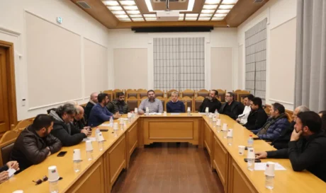 Σύσκεψη στην Περιφέρεια Κρήτης με τους μελισσοκόμους του νησιού