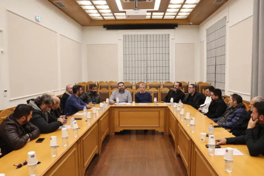 Σύσκεψη στην Περιφέρεια Κρήτης με τους μελισσοκόμους του νησιού