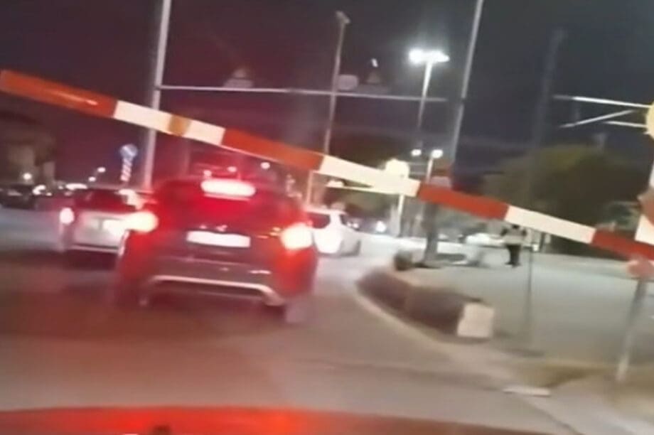 Μεταξουργείο φύλακας μπάρες