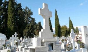 Ρομά έκλεψε οστά από νεκροταφείο και ζήτησε 1.000 ευρώ για να τα επιστρέψει στη σύζυγο του νεκρού