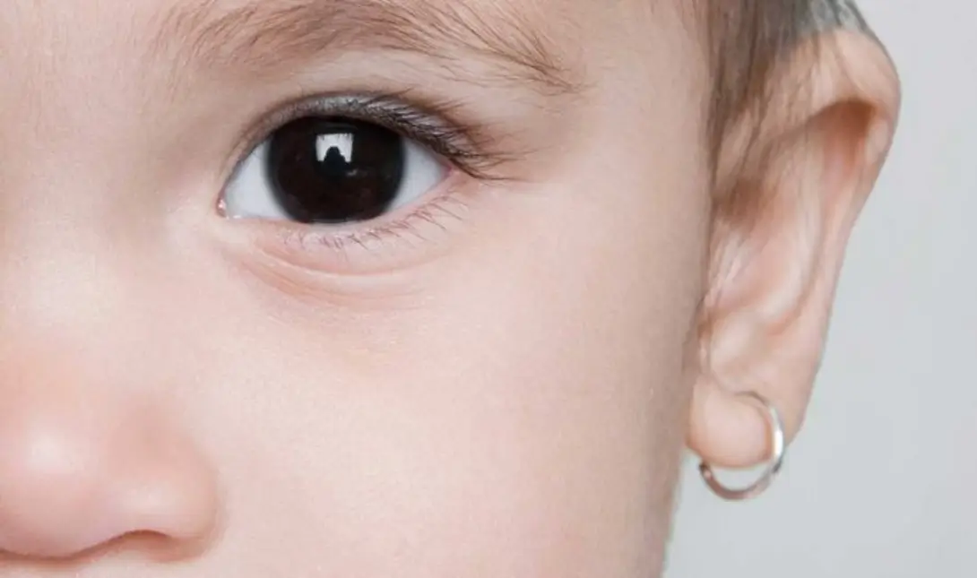παιδί τρύπα στα αυτιά σκουλαρίκι