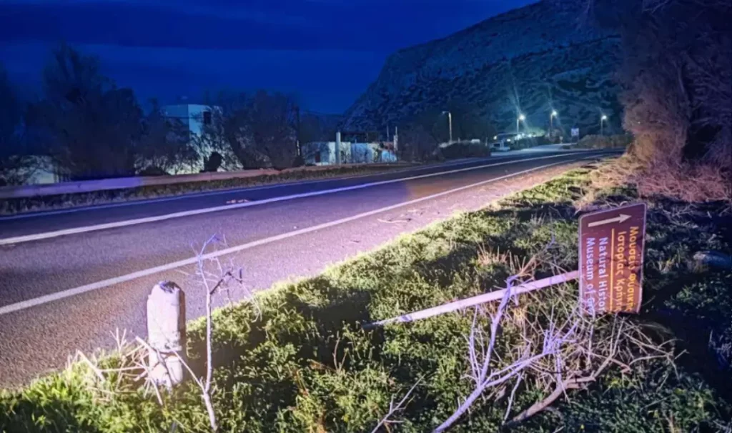 Πινακίδα πεσμένη νύχτα 