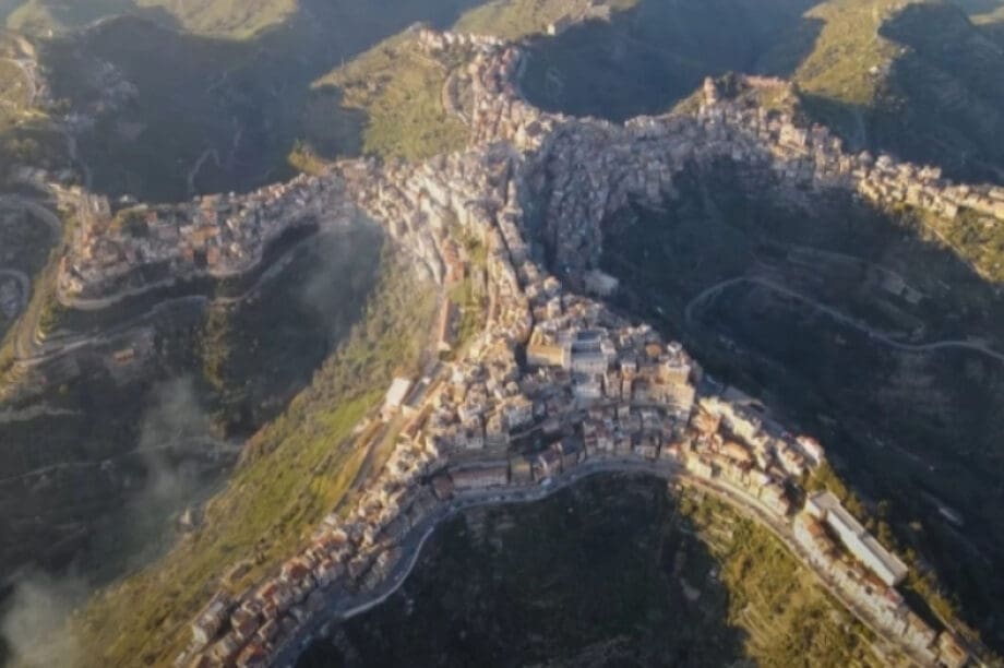 πόλη
