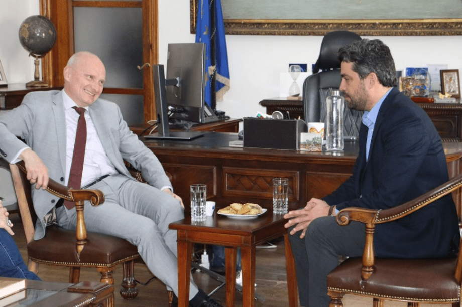 Ο Σημανδηράκης συζήτησε με τον Πρέσβη της Γερμανίας για ζητήματα σχέσεων μεταξύ των δύο λαών