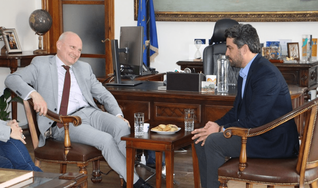 Ο Σημανδηράκης συζήτησε με τον Πρέσβη της Γερμανίας για ζητήματα σχέσεων μεταξύ των δύο λαών