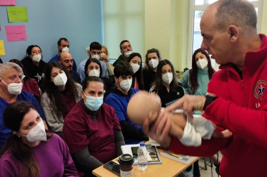 Χανιά: Το προσωπικό της ΕΛΕΠΑΠ έμαθε πρώτες βοήθειες από το πλήρωμα του ΕΚΑΒ