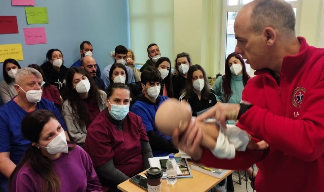 Χανιά: Το προσωπικό της ΕΛΕΠΑΠ έμαθε πρώτες βοήθειες από το πλήρωμα του ΕΚΑΒ