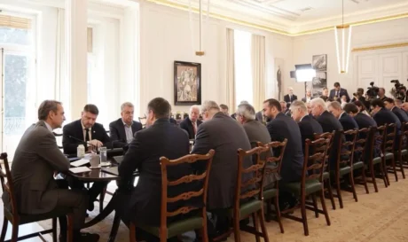 Ο Σταύρος Αρναουτάκης στην συνάντηση εργασίας με τον πρωθυπουργό στο Μέγαρο Μαξίμο