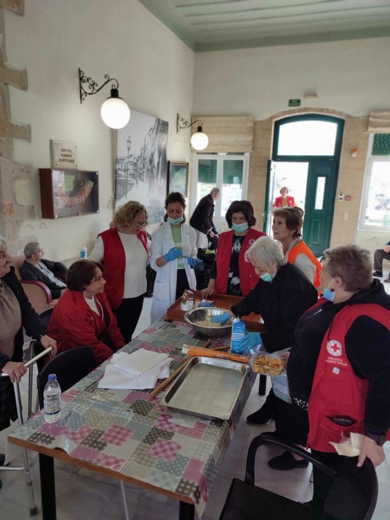 Μαθήματα σφακιανής πίτας σε εθελόντριες του Ερυθρού Σταυρού