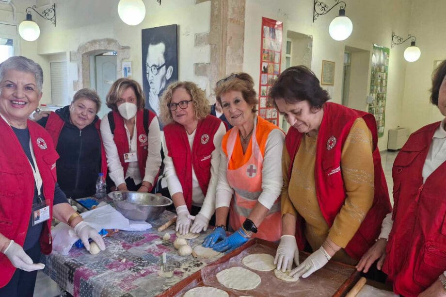Μαθήματα σφακιανής πίτας σε εθελόντριες του Ερυθρού Σταυρού