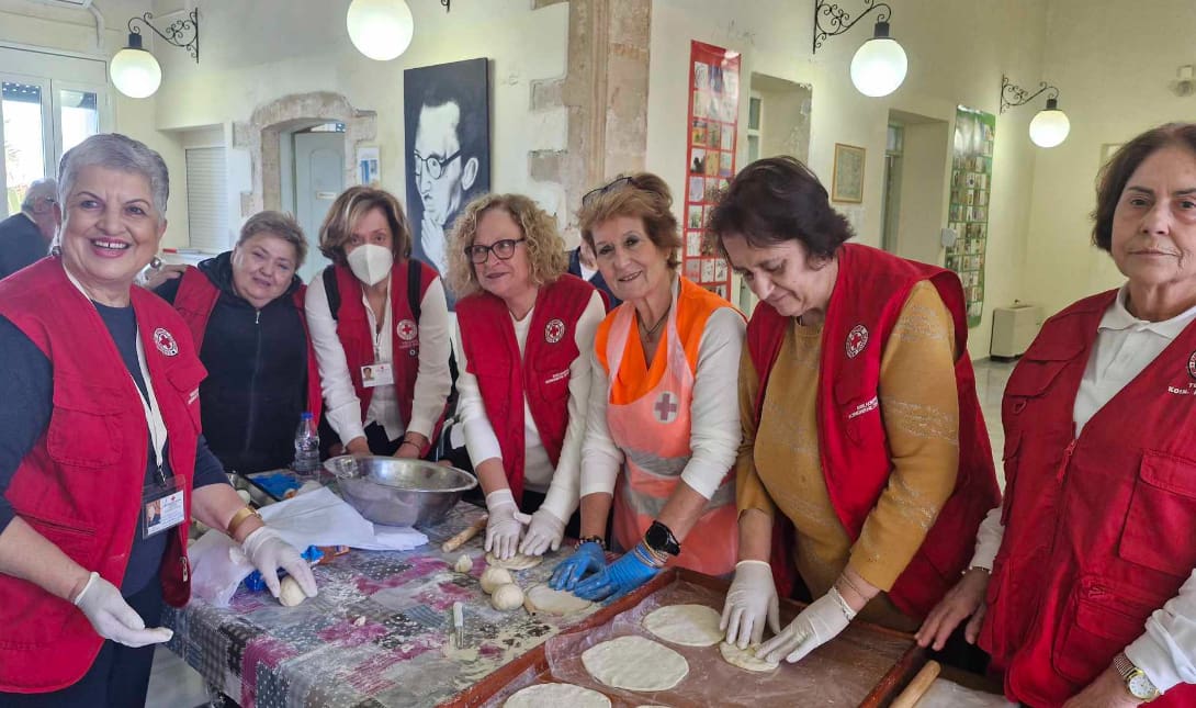 Μαθήματα σφακιανής πίτας σε εθελόντριες του Ερυθρού Σταυρού