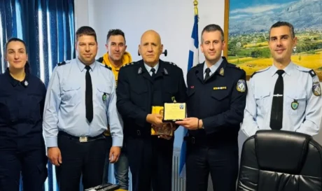 Τιμητική πλακέτα από τον Πέτρο Ζερβάκη στον Πασχαλάκη Εμμανουήλ