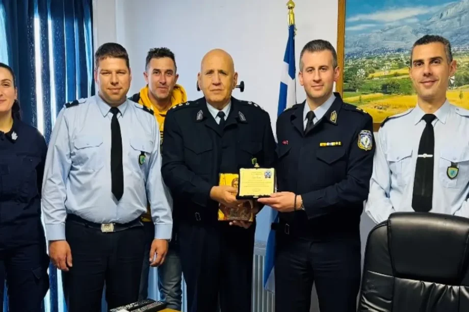 Τιμητική πλακέτα από τον Πέτρο Ζερβάκη στον Πασχαλάκη Εμμανουήλ