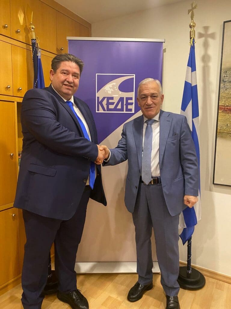 Ο Μιχάλης Καραμαλάκης με το νέο πρόεδρο της ΚΕΔΕ Λάζαρο Κυρίζογλου.