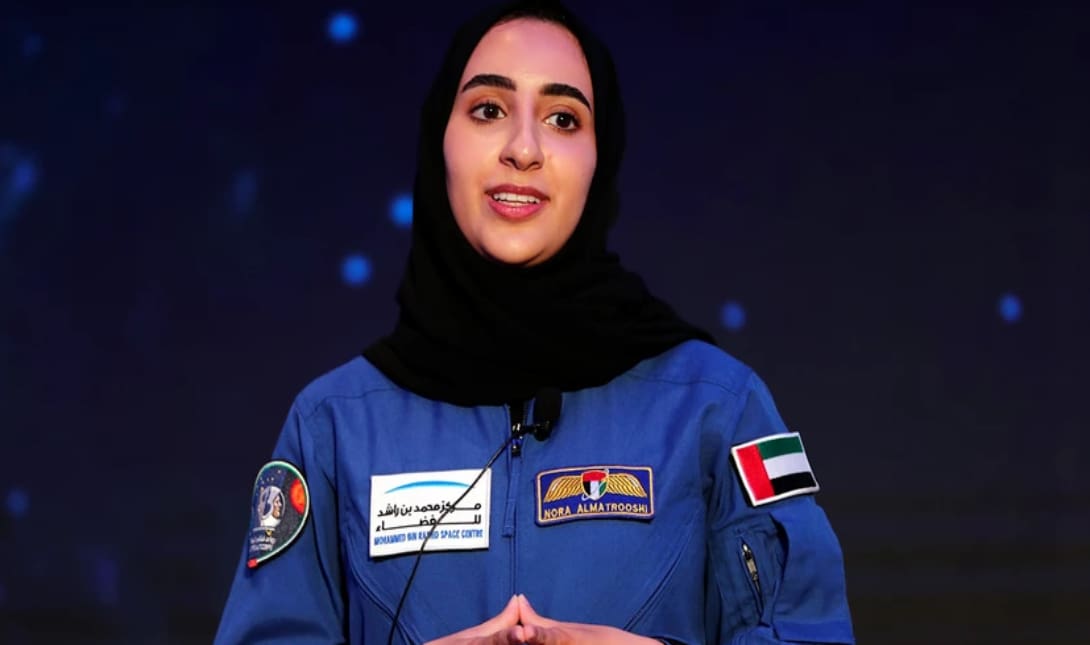 Η πρώτη γυναίκα από την Αραβία ταξιδεύει στο φεγγάρι φορώντας ειδική στολή με χιτζάπ