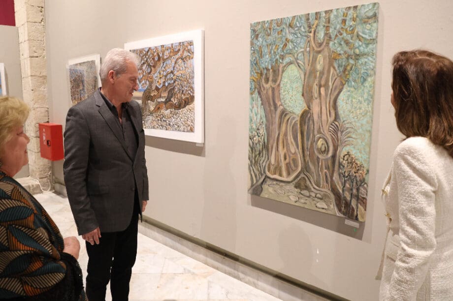 Ο Αλέξης Καλοκαιρινός στα εγκαίνια της έκθεσης ζωγραφικής «Ιχνογραφίες»