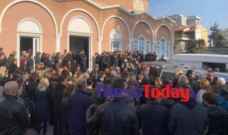 Αλεξανδρούπολη: Συγγενείς και φίλοι είπαν το τελευταίο «αντίο» στον άτυχο 15χρονο (βίντεο)