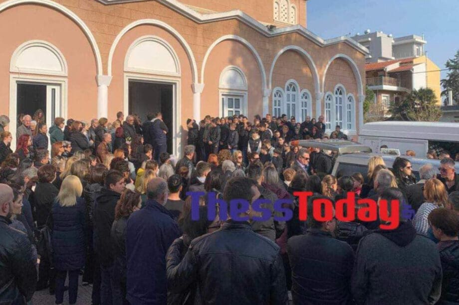 Αλεξανδρούπολη: Συγγενείς και φίλοι είπαν το τελευταίο «αντίο» στον άτυχο 15χρονο (βίντεο)