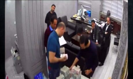 Τουρκία: Χαμός με βίντεο που δείχνει μέλη της αντιπολίτευσης να μετρούν χιλιάδες μετρητά