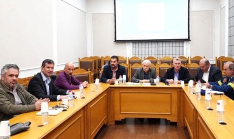 Η συνάντηση πραγματοποιήθηκε μεταξύ των Αντιπεριφερειαρχών Περιβάλλοντος και Πολιτικής Προστασίας με εκπροσώπους του ΔΕΔΔΗΕ