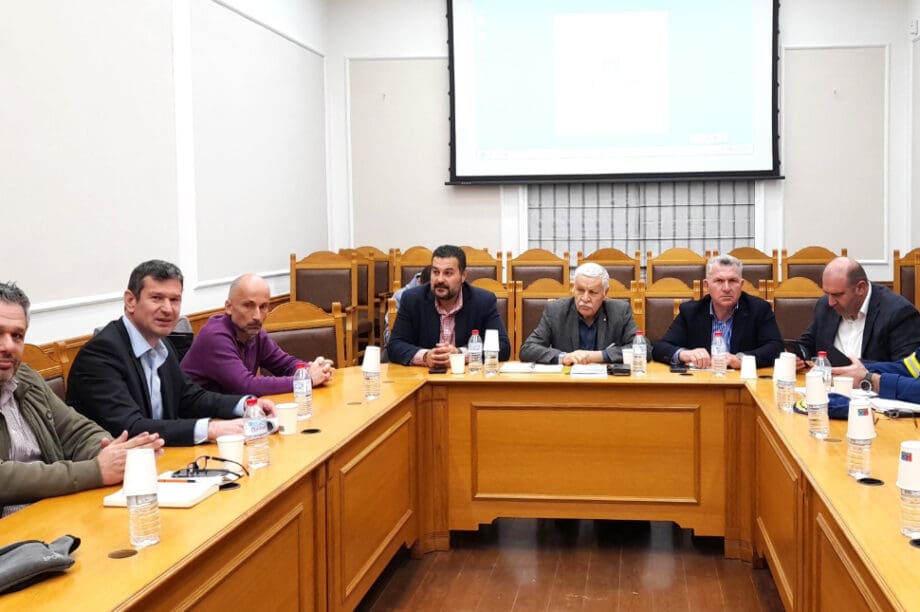 Η συνάντηση πραγματοποιήθηκε μεταξύ των Αντιπεριφερειαρχών Περιβάλλοντος και Πολιτικής Προστασίας με εκπροσώπους του ΔΕΔΔΗΕ