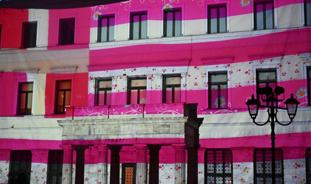 Το Δημαρχείο Αθηνών «ντύθηκε» στα ροζ για την Παγκόσμια Ημέρα της Γυναίκας
