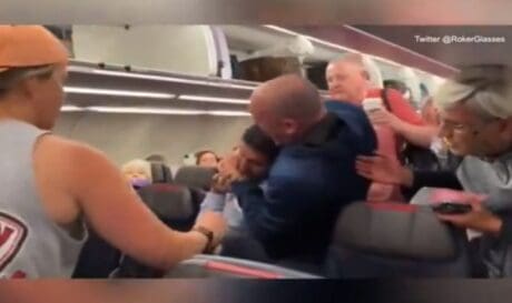 Χάος σε πτήση - Επιβάτης «στόλισε» αεροσυνοδό με αντισημιτικά σχόλια (βίντεο)