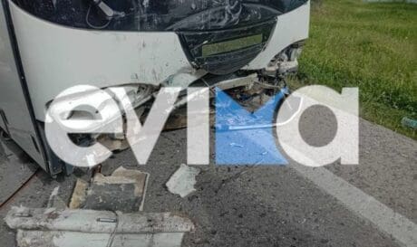 Θανατηφόρο τροχαίο στην Εύβοια - Αυτοκίνητο συγκρούστηκε με λεωφορείο (βίντεο)