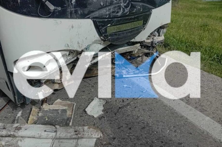 Θανατηφόρο τροχαίο στην Εύβοια - Αυτοκίνητο συγκρούστηκε με λεωφορείο (βίντεο)