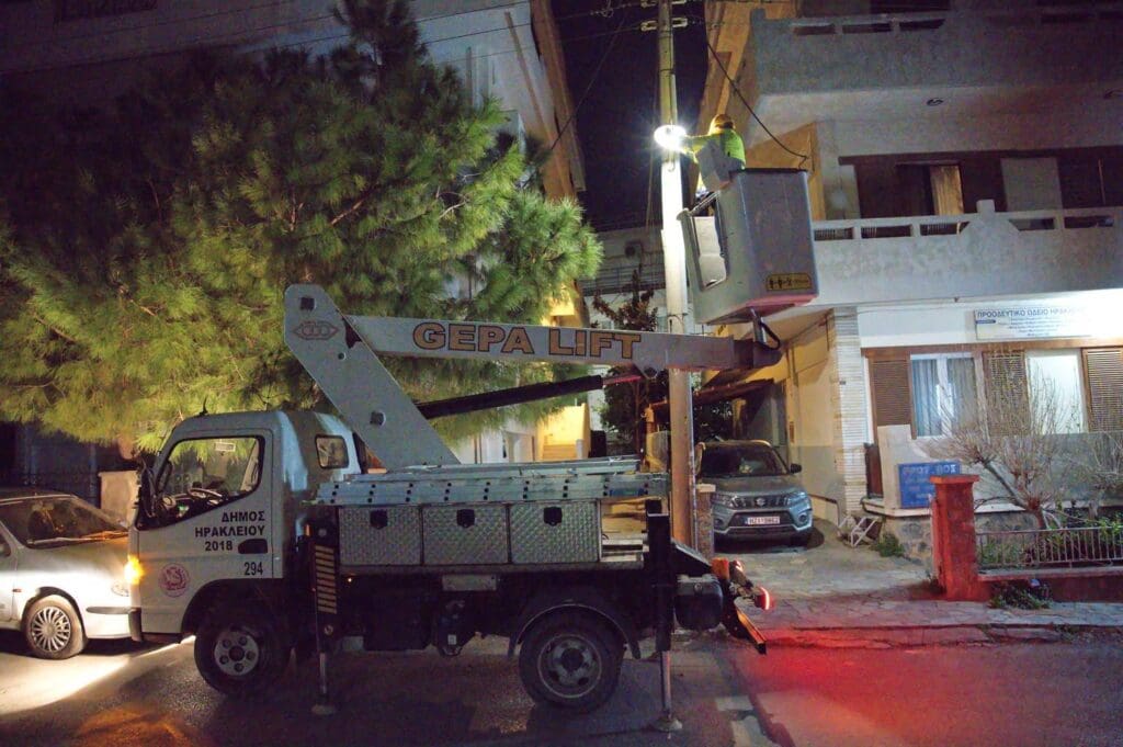 Δήμος Ηρακλείου: Συνεχίζονται οι παρεμβάσεις βελτίωσης του δημοτικού οδοφωτισμού