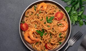 Πώς να φτιάξετε γαριδομακαρονάδα με ούζο εύκολα και γρήγορα