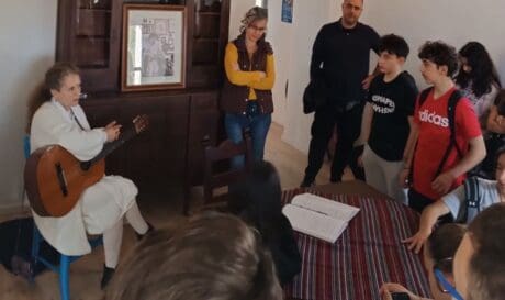 Μαθητές επισκέφθηκαν το σπίτι των Γιάννη και Μίκη Θεοδωράκη στον Γαλατά Χανίων