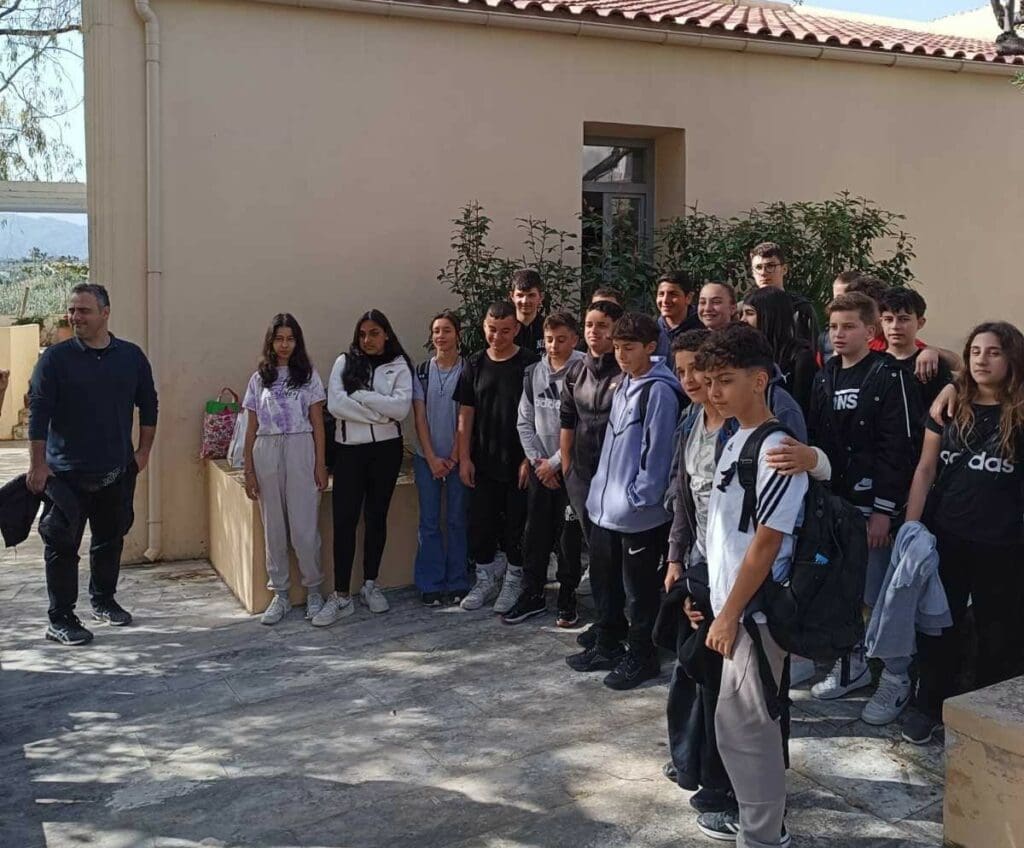 Μαθητές επισκέφθηκαν το σπίτι των Γιάννη και Μίκη Θεοδωράκη στον Γαλατά Χανίων