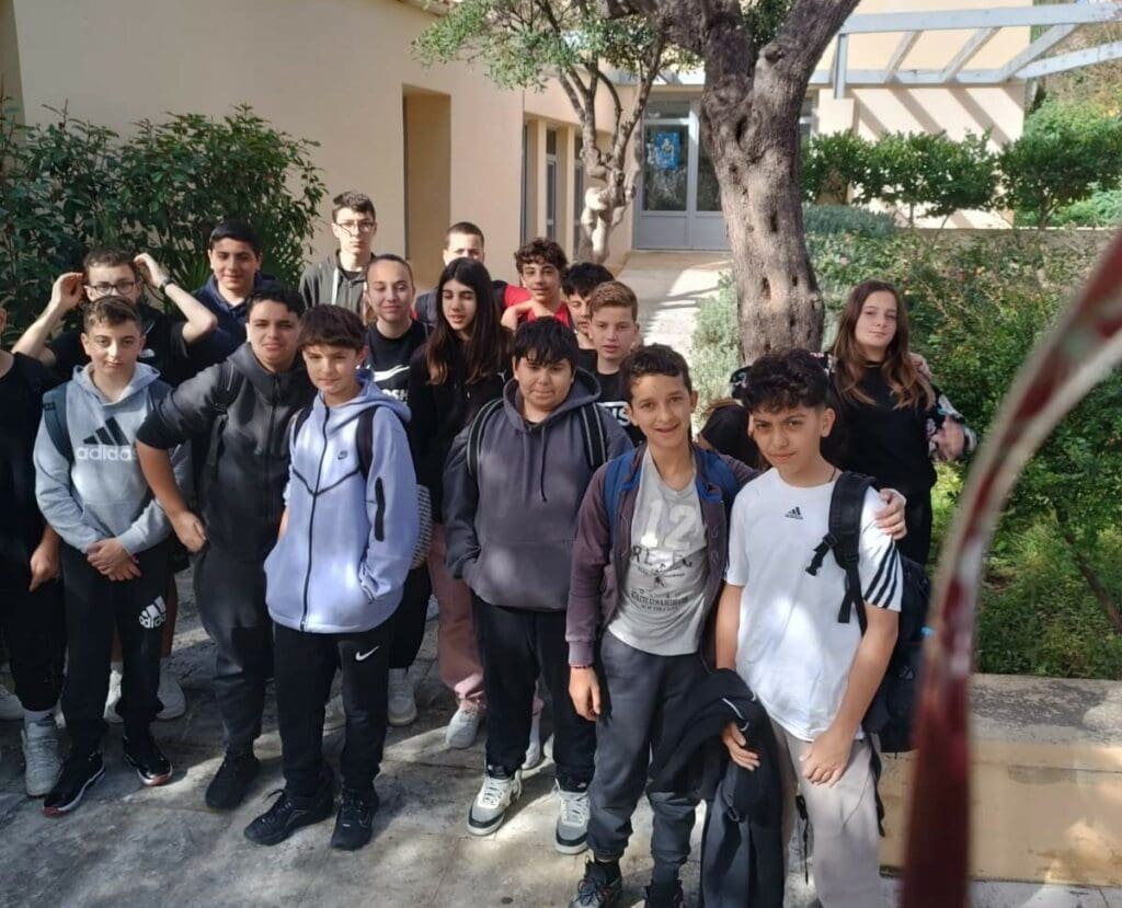 Μαθητές επισκέφθηκαν το σπίτι των Γιάννη και Μίκη Θεοδωράκη στον Γαλατά Χανίων