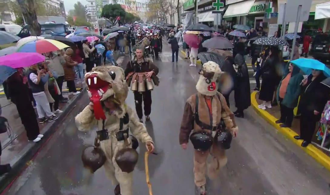 Καλαμάτα: Με καταρρακτώδη βροχή η καρναβαλική παρέλαση (φώτο)