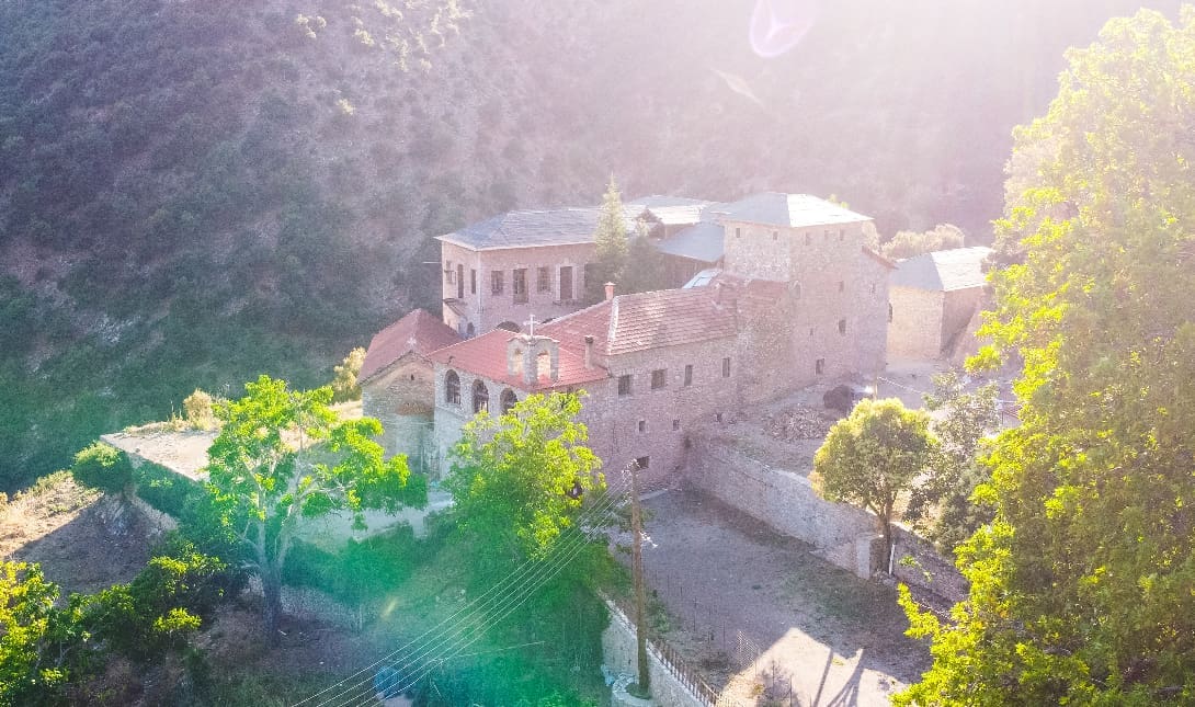Άγιοι Θεόδωροι Αροανίας: Η Ιερά Μονή στα Καλάβρυτα που είναι αφιερωμένη στην μνήμη τους