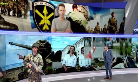 Ξανά «χτυπά» ο Ευαγγελάτος - Έντυσε στα «χακί» τον Κασσελάκη (βίντεο)