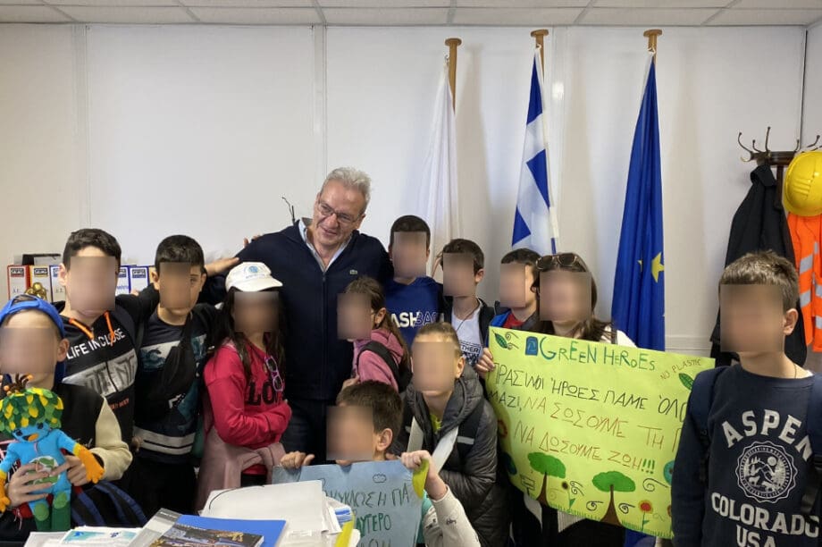 Γέμισε με «Πράσινους Ήρωες» από το 46ο Δημοτικό Σχολείο το γραφείο του Αλέξη Καλοκαιρινού