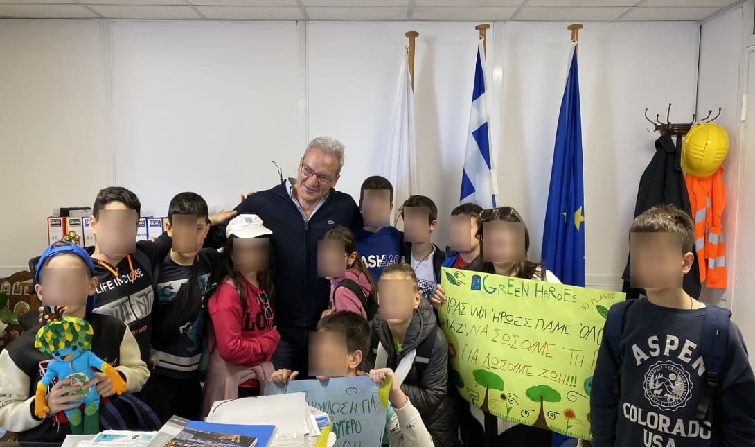 Γέμισε με «Πράσινους Ήρωες» από το 46ο Δημοτικό Σχολείο το γραφείο του Αλέξη Καλοκαιρινού