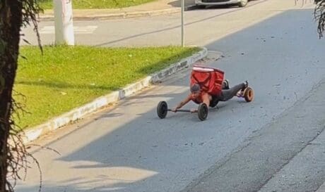 Απίθανος οδηγός ντελίβερι βρίσκει έναν...ιδιαίτερο τρόπο να μεταφέρει τις παραγγελίες του (βίντεο)