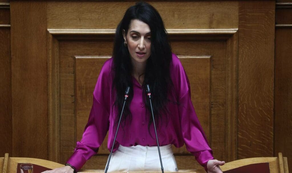 Κατερίνα Σπυριδάκη Στον ατμοηλεκτρικό σταθμό του Αθερινόλακου η Κατερίνα Σπυριδάκη