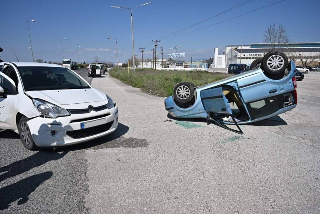 Λάρισα: Αυτοκίνητο αναποδογύρισε στην μέση του δρόμου μετά από σύγκρουση (φωτογραφίες)