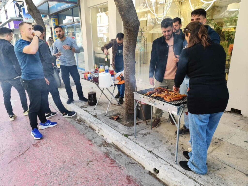 Τηρούν το έθιμο της Τσικνοπέμπτης και οι Χανιώτες (φωτογραφίες)