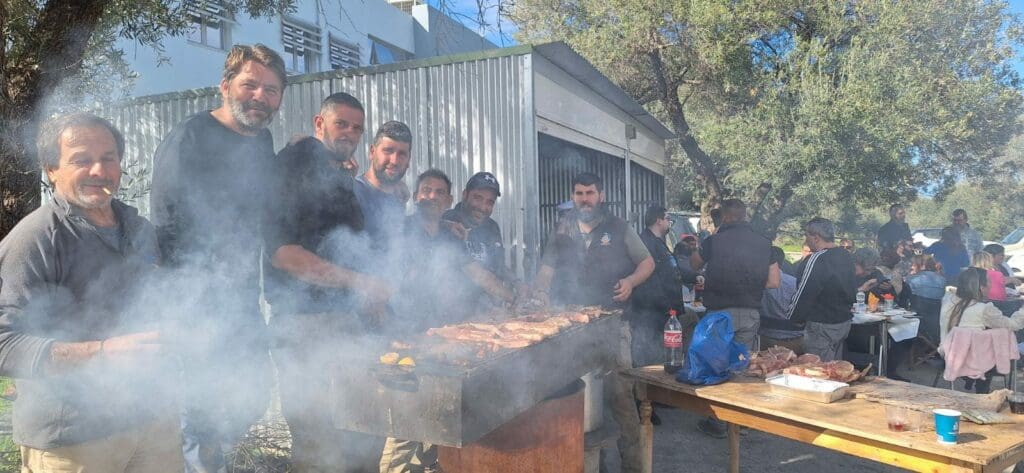 Τηρούν το έθιμο της Τσικνοπέμπτης και οι Χανιώτες (φωτογραφίες)
