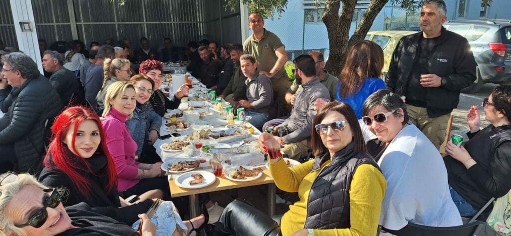Τηρούν το έθιμο της Τσικνοπέμπτης και οι Χανιώτες (φωτογραφίες)
