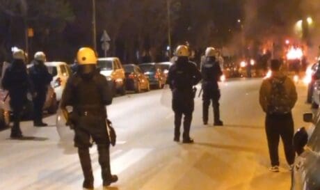 Επεισόδια στην Ζωγράφου: Έκαψαν αυτοκίνητα και πέταξαν μολότοφ στην Πανεπιστημιούπολη (βίντεο)